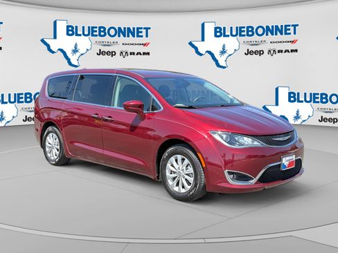 Used 2018 Chrysler Pacifica Touring Plus FWD image 3