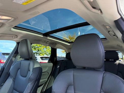 Used 2023 Volvo XC60 B5 Plus image 7