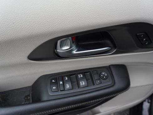 Used 2022 Chrysler Pacifica Touring-L image 24