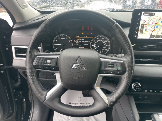 Used 2025 Mitsubishi Outlander SE FWD image 25