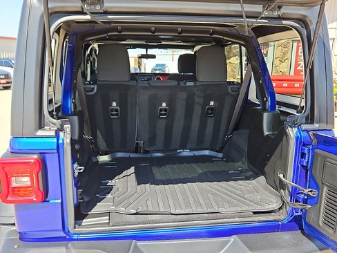 Used 2018 Jeep Wrangler Unlimited Rubicon w/ Steel Bumper Group AWD/4WD image 8