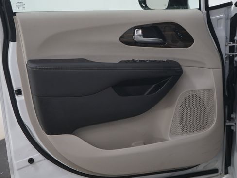 Used 2024 Chrysler Pacifica Limited FWD image 22