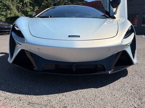 Used 2023 McLaren Artura RWD image 17