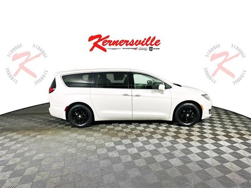 Used 2020 Chrysler Pacifica Touring image 8