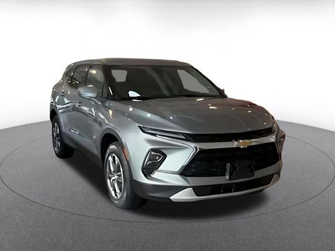 Used 2025 Chevrolet Blazer LT FWD image 3