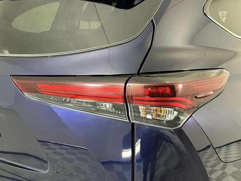 Used 2025 Toyota Highlander LE FWD image 23