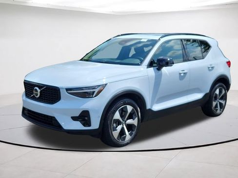 Certified 2026 Volvo XC40 B5 Plus AWD/4WD image 1
