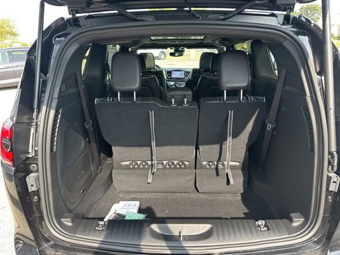 New 2026 Chrysler Pacifica Limited w/ Uconnect Theater Family Group image 4