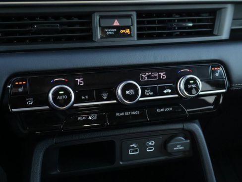 Certified 2025 Honda Pilot Touring image 24