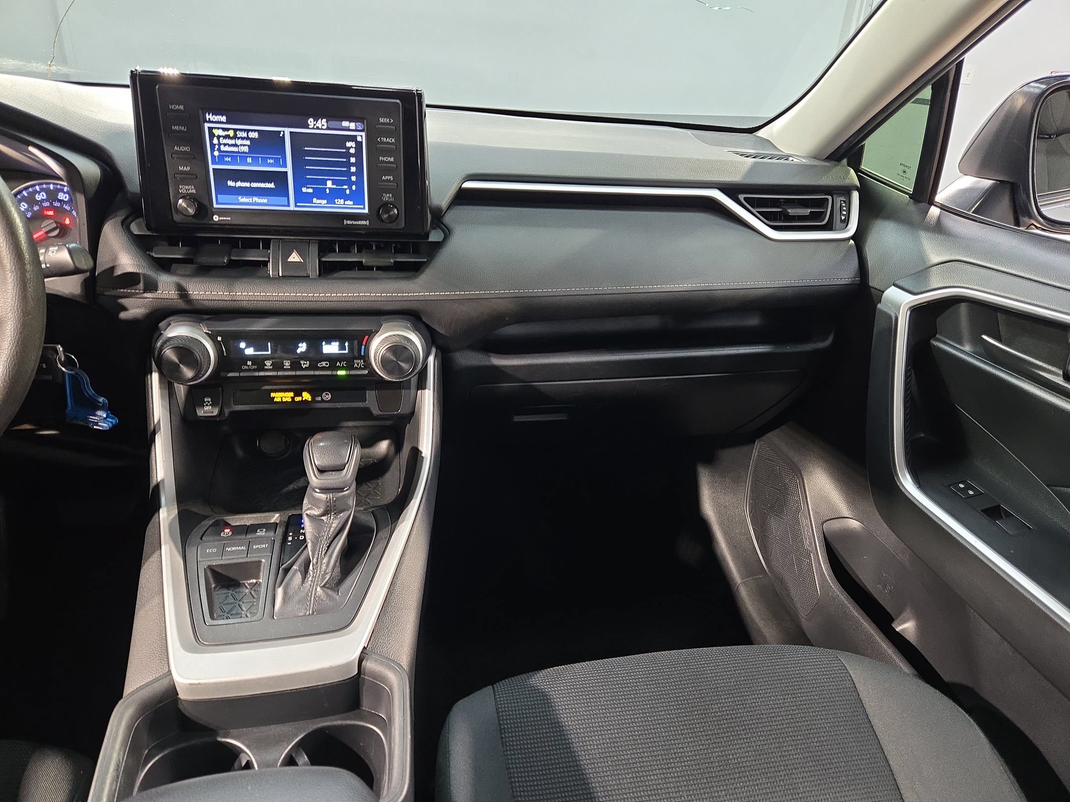Used 2020 Toyota RAV4 LE FWD image 11