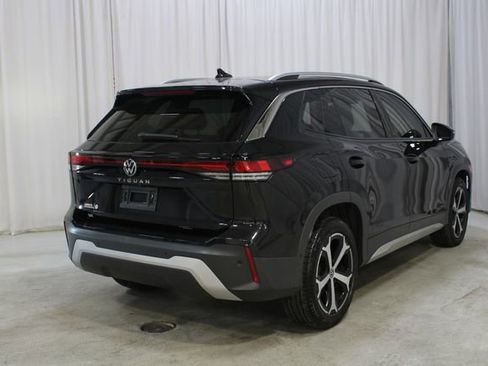 Used 2025 Volkswagen Tiguan SE FWD image 23