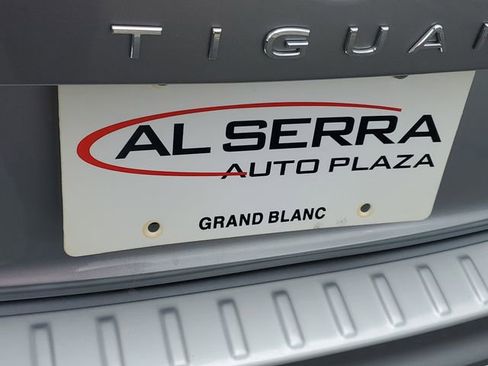 Used 2023 Volkswagen Tiguan SE w/ Panoramic Sunroof Package image 6