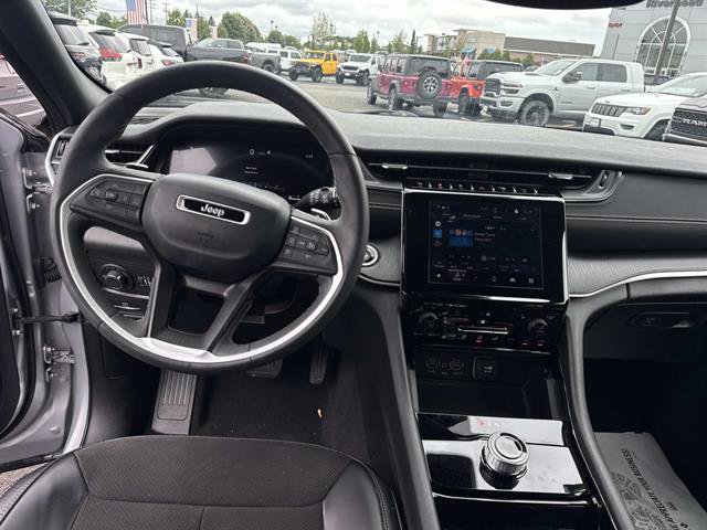 Used 2023 Jeep Grand Cherokee Altitude AWD/4WD image 9