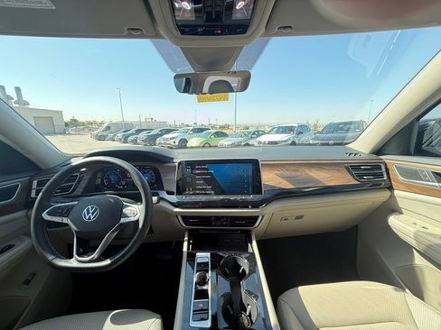 Used 2024 Volkswagen Atlas SE w/ Panoramic Sunroof Package FWD image 16