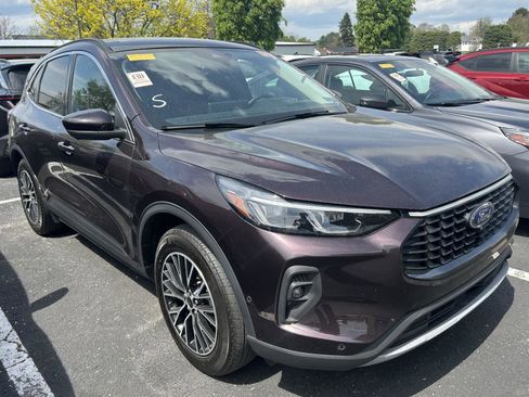 Used 2023 Ford Escape SE w/ PHEV Premium Package FWD image 4