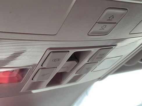 Used 2023 Volkswagen Tiguan SE w/ Panoramic Sunroof Package image 29