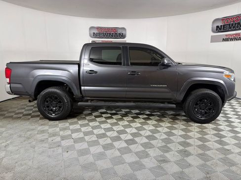 Used 2017 Toyota Tacoma SR5 w/ Tow Package RWD image 2