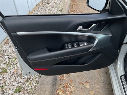 Used 2025 Genesis G70 2.5T image 13