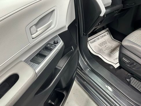 Used 2025 Toyota Sienna LE image 9