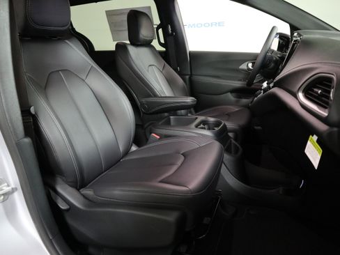 New 2026 Chrysler Pacifica Select image 21