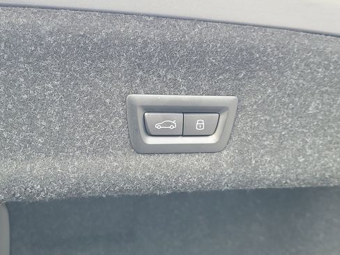 Certified 2025 BMW 330i xDrive Sedan AWD/4WD image 9
