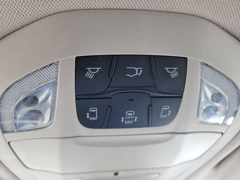 Used 2023 Chrysler Pacifica Touring-L FWD image 23