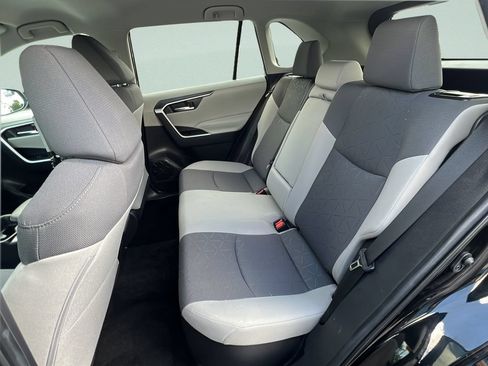 Used 2021 Toyota RAV4 XLE AWD/4WD image 10