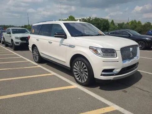 Used 2018 Lincoln Navigator Reserve w/ Technology Package AWD/4WD image 3