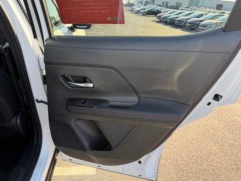 Used 2025 Nissan Kicks SR image 19