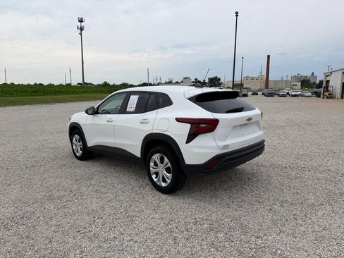 Used 2026 Chevrolet Trax LS FWD image 5