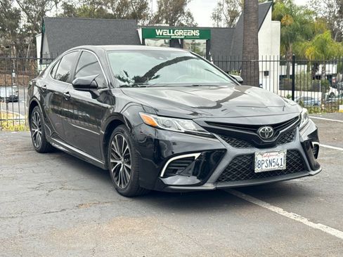 Used 2020 Toyota Camry SE FWD image 2
