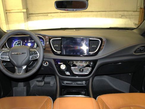 Used 2023 Chrysler Pacifica Pinnacle image 8