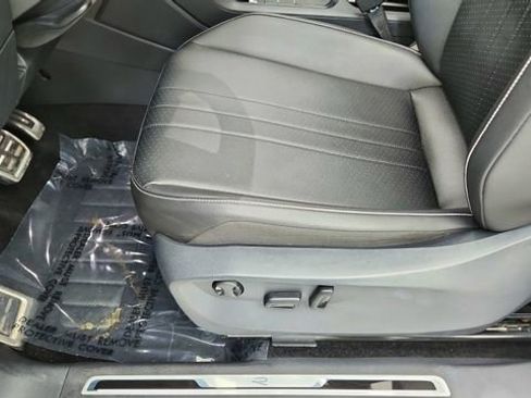 Used 2022 Volkswagen Tiguan SE R-Line image 37