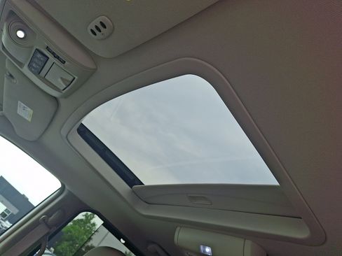 Used 2016 Chrysler Town & Country Touring-L FWD image 14