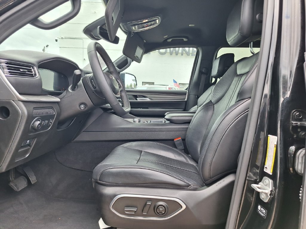Used 2024 Jeep Wagoneer Series II w/ Flexible Seating Group RWD image 15
