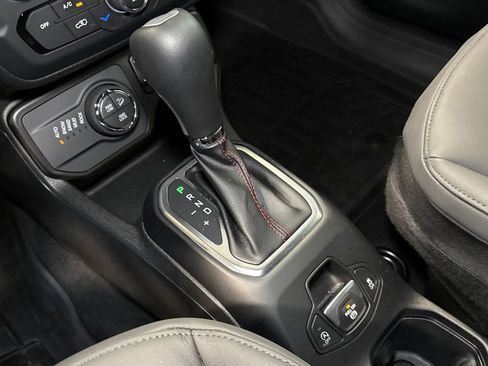Used 2023 Jeep Renegade Trailhawk w/ Trailhawk Elite Group AWD/4WD image 19