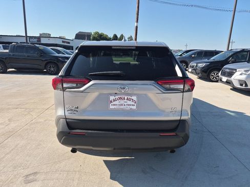 Used 2022 Toyota RAV4 LE AWD/4WD image 7