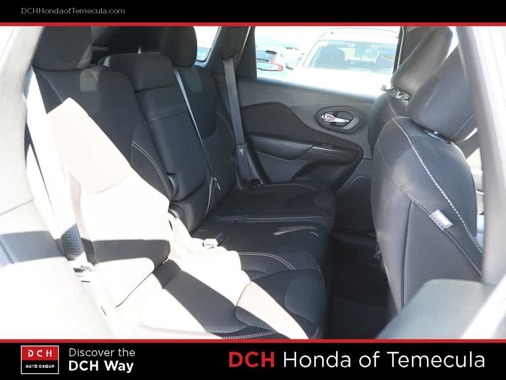 Used 2017 Jeep Cherokee Latitude w/ Safety/Convenience Group FWD image 20