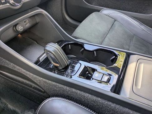 Used 2022 Volvo XC40 T5 R-Design w/ Climate Package AWD/4WD image 12