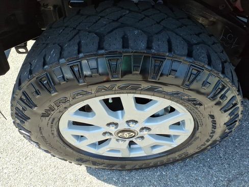 Used 2025 Toyota Tacoma SR AWD/4WD image 10