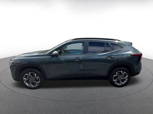 Used 2025 Chevrolet Trax LT FWD image 9