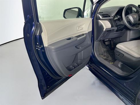 Used 2022 Toyota Sienna LE image 17