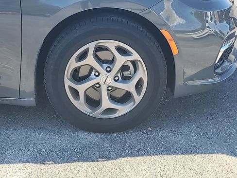 Used 2023 Chrysler Pacifica Limited image 23