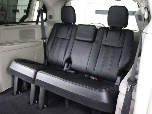 Used 2016 Chrysler Town & Country Touring w/ Driver Convenience Group FWD image 9
