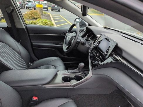 Used 2023 Toyota Camry SE image 10