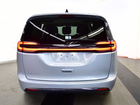 Used 2024 Chrysler Pacifica Touring-L FWD image 6