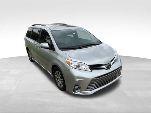 Used 2020 Toyota Sienna XLE FWD image 1