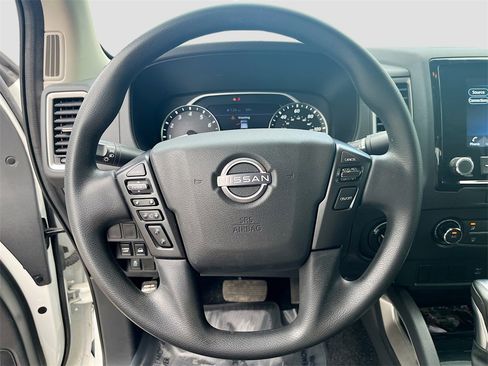 Used 2022 Nissan Frontier SV image 11