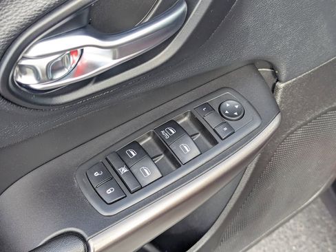 Used 2019 Jeep Cherokee Latitude w/ Popular Appearance Group image 25