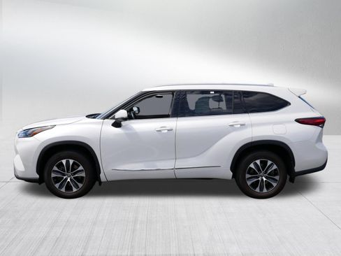 Certified 2021 Toyota Highlander XLE AWD/4WD image 4